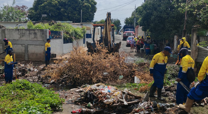 Alcaldía de Maracaibo despeja cañada La Arreaga en Brisas del Sur