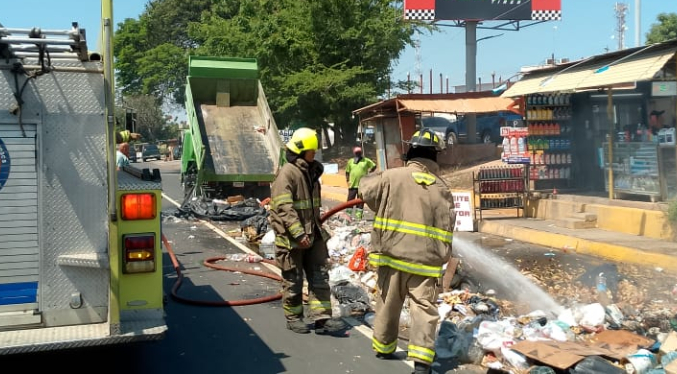 Cuerpo de Bomberos de Maracaibo sofoca incendio y salva camión de aseo urbano en la C-1