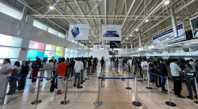 Un total de 209 migrantes retornados llegan a Venezuela en un vuelo procedente de EEUU