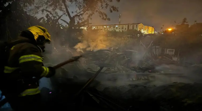 Fuego arrasa con 41 viviendas en Cali y deja cuatro lesionados