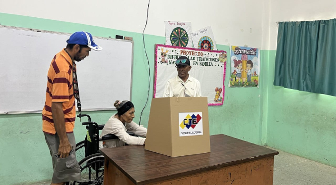 Los 221 centros de la Consulta Popular Nacional en Maracaibo abren sin novedad