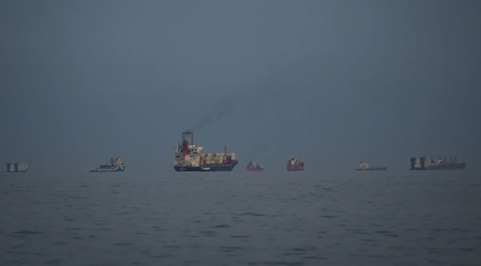 Unos 90 barcos cruzan el estrecho de Ormuz e Irán exporta petróleo en plena guerra