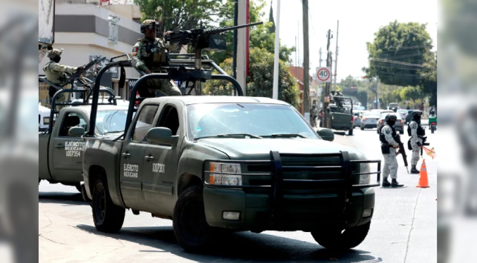 Militares mexicanos resguardan la funeraria donde es velado el narco «El Mencho»
