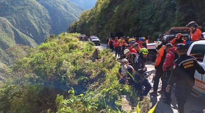 Funcionarios trabajan para rescatar a heridos tras accidente de autobús en Mérida