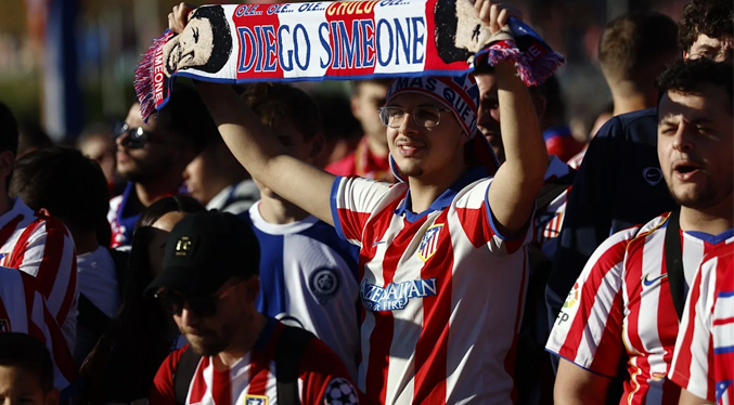 Cinco detenidos por vender a turistas dos entradas falsas del Atleti-Barça por 1.400 euros