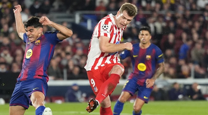 El Atlético conquista el Camp Nou y mira las semifinales de Champions