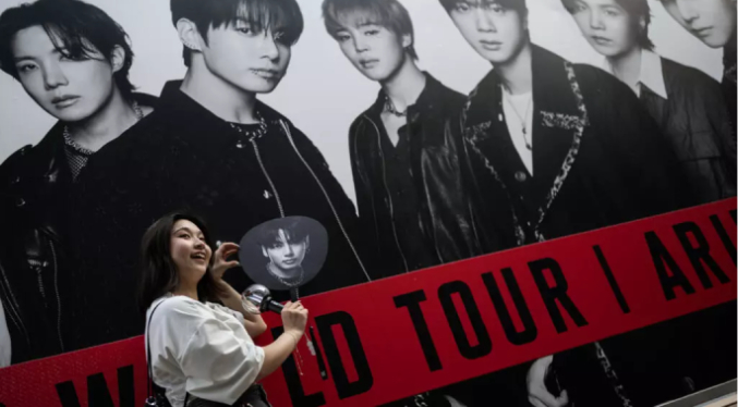 Admiradores japoneses dan la bienvenida a BTS, en el inicio de su nueva gira mundial