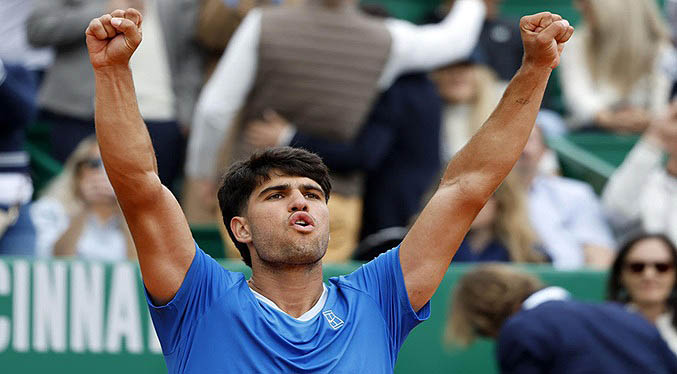 Alcaraz sufre para llegar a cuartos de final