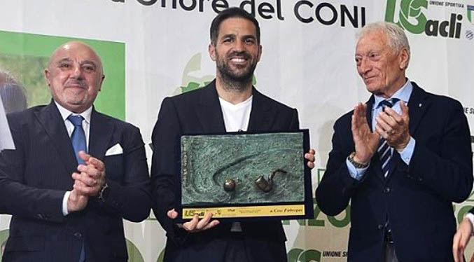 Cesc Fàbregas recibe en Roma el Premio Bearzot al mejor entrenador del año