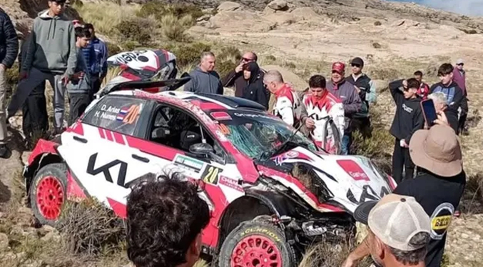 Auto perdió el control y volcó contra el público en rally de Argentina