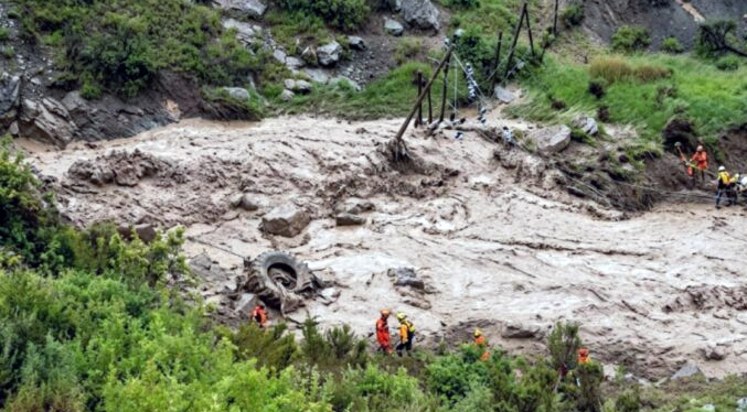 Rescatan a 45 turistas atrapados tras deslizamiento de tierra en Lara