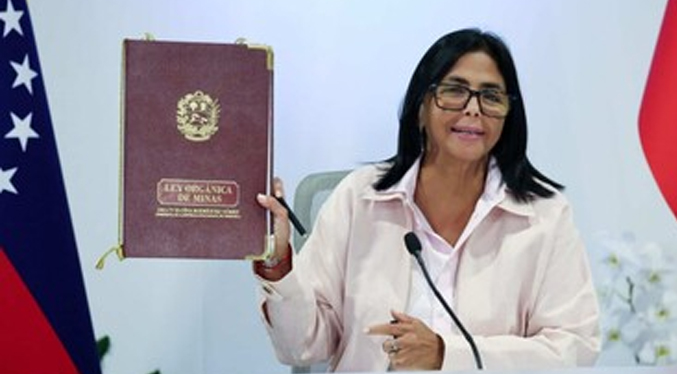 Delcy Rodríguez firma la nueva Ley de Minas y agradece a Trump por «la buena disposición»