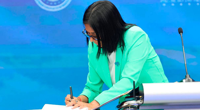 Rodríguez firma ley para acelerar trámites y pide un nuevo modelo tributario en Venezuela