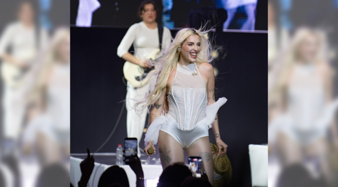 Elena Rose entre alas de ángel, canciones y ovaciones en su debut ante los dominicanos