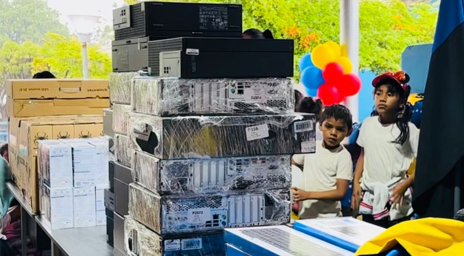 Gobernador Caldera impulsa la educación en Jesús Enrique Lossada con nuevas herramientas tecnológicas