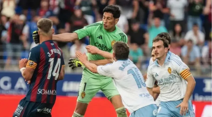Portero Esteban Andrada purgará 13 partidos de suspensión por golpear a jugador en España