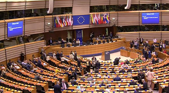 Levantamiento de sanciones a Venezuela y condena a EEUU vuelven a dividir a la Eurocámara