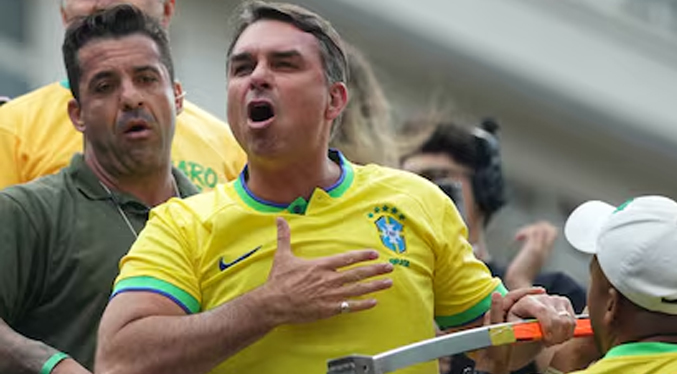 Flávio Bolsonaro busca la presidencia de Brasil con discurso religioso y promesas de seguridad extrema