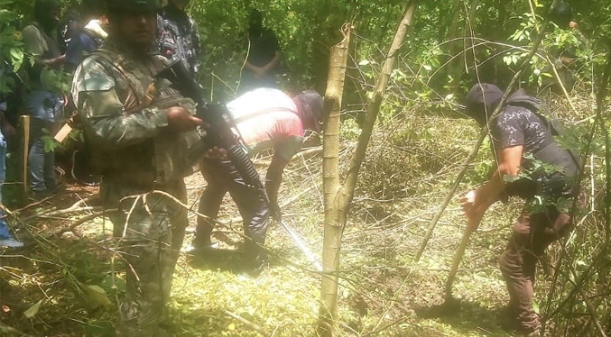 Descubren dos fosas con cadáveres en Ecuador