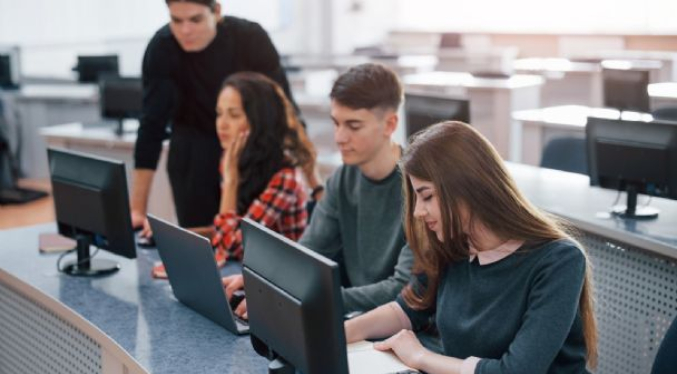 La Generación Z desconfía de la IA: Crece el rechazo pese a su uso constante