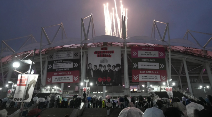 Miles de fans se reúnen para el inicio de la gira mundial de BTS en Corea del Sur