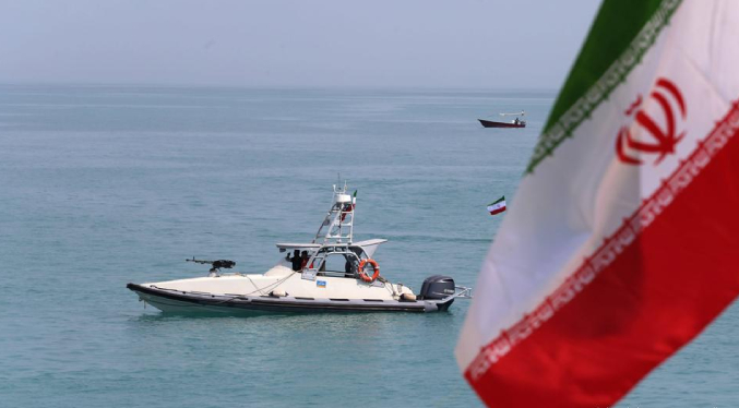 Irán reabre su espacio aéreo, pero vuelve a cerrar Ormuz