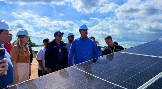 Gobernador Luis Caldera inspecciona avances del Parque Solar Fotovoltaico en Machango
