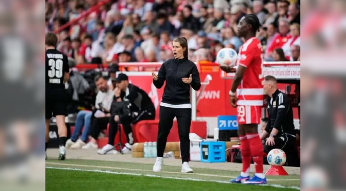 Marie-Louise Eta hizo historia en el fútbol mundial al dirigir a un equipo de la Bundesliga