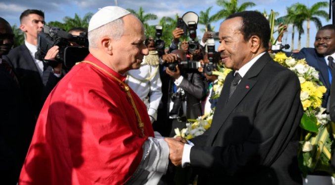 El Papa critica a quienes explotan y saquean África, durante una misa masiva en Camerún