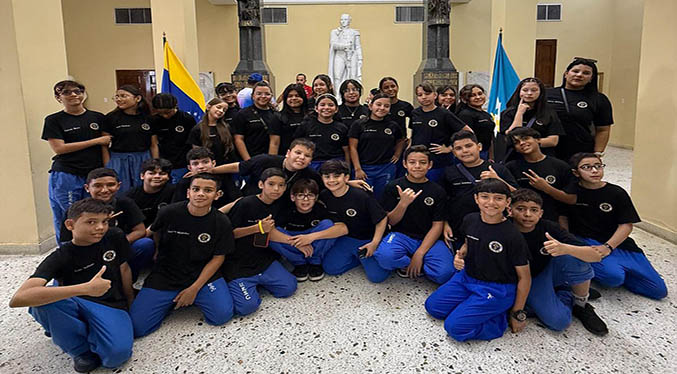 Sesenta estudiantes del Colegio Santo Cristo disfrutan de la Ruta Patrimonial del Tranvía de Maracaibo