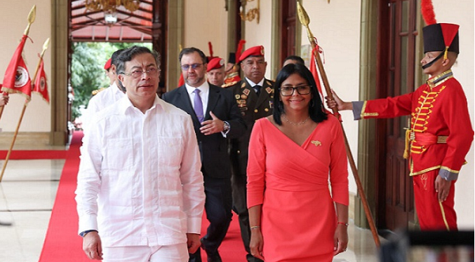 Delcy Rodríguez recibe en Miraflores al presidente colombiano Gustavo Petro