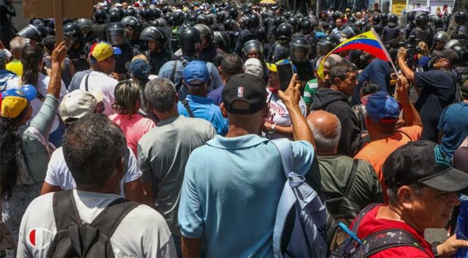 Entregan peticiones de mejoras salariales ante la embajada de EEUU en Caracas