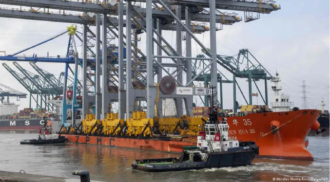 Vertido de petróleo paraliza parte del puerto de Amberes