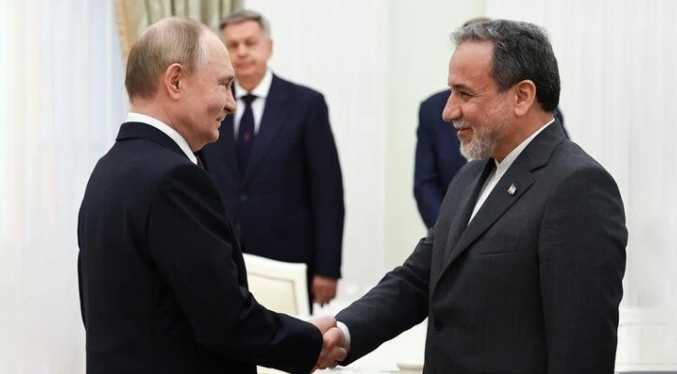 El canciller iraní se reúne con Putin tras colapso de las negociaciones en Pakistán