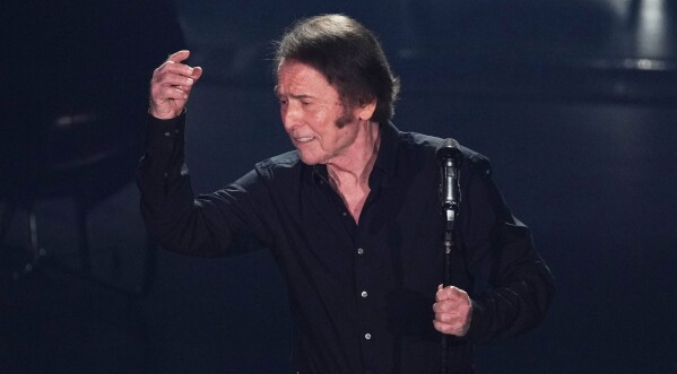 Raphael contiene las lágrimas en su reencuentro con México