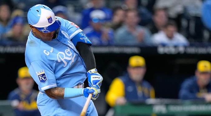 Reales y Cerveceros dividieron honores en jornada ofensiva de Salvador Pérez y Maikel García