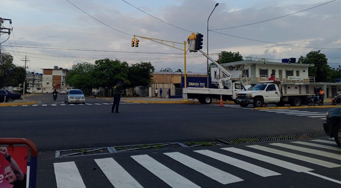 Alcaldía de Maracaibo reactiva semáforo de avenida Guajira esquina Colegio de Médicos