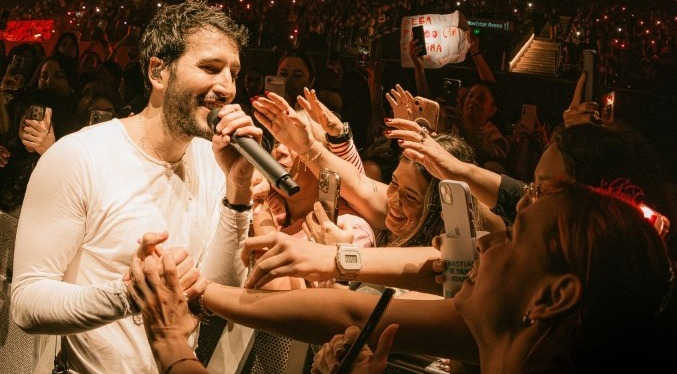 Sebastián Yatra deleita a Bogotá con la melodía de su tour ‘Entre tanta gente’