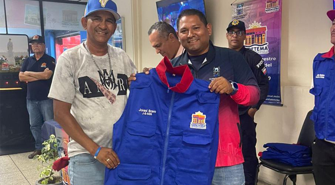 Alcaldía de Maracaibo censa y dota de uniformes a comerciantes informales del Terminal de Pasajeros