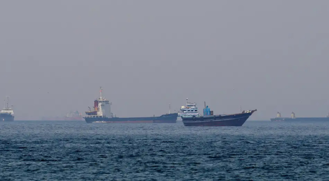 Irán dice que incautó dos barcos cerca de Ormuz