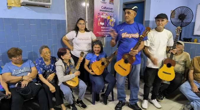 Miembros del club “Años Dorados” del IVSS Norte recibien clase especial de cuatro