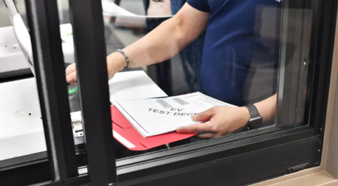 Ley electoral impulsada por Trump amenaza el voto de mujeres y personas transgénero