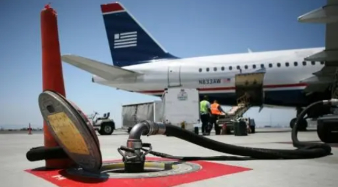 A Europa le quedan «quizá 6 semanas de combustible de avión»