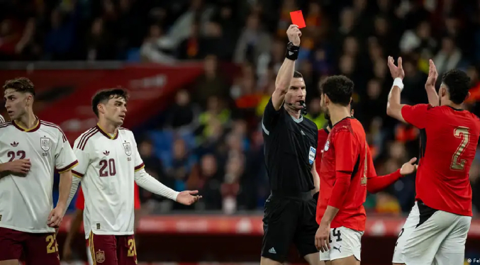 «Vergüenza mundial»: España investiga cánticos racistas