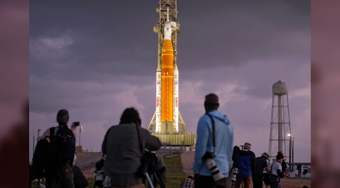Comienzan los preparativos finales en el cohete lunar para el lanzamiento este 1-Abr