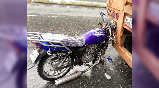 Motorizado muere al impactar con batea de gandola en Puerto Cabello