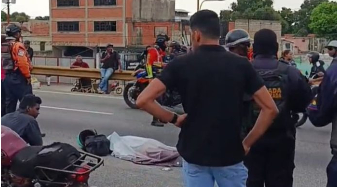 Mujer muere tras colisión entre motos en autopista de Valencia