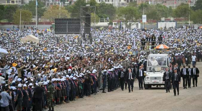 El papa León XIV llama a la esperanza ante una multitud de 100 mil personas en Angola