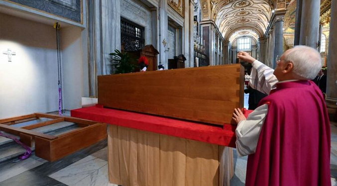 La tumba de Francisco en Roma sigue atrayendo a los devotos un año después de su muerte