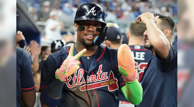 Acuña anota tres veces en su regreso y los Bravos superan 8-4 a los Marlins